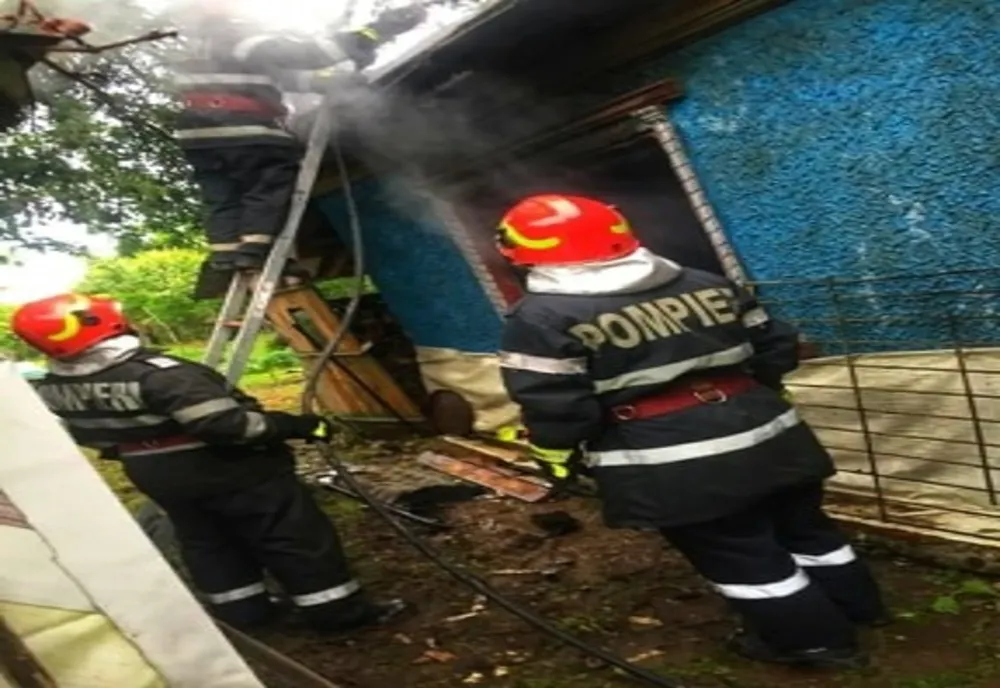 Incendiu la o casă din localitatea Cămineasca cauzat de un scurtcircuit