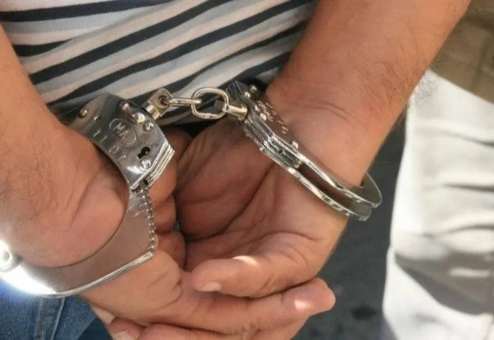 Bărbat dat în urmărire pentru mai multe infracțiuni rutiere, prins de polițiști