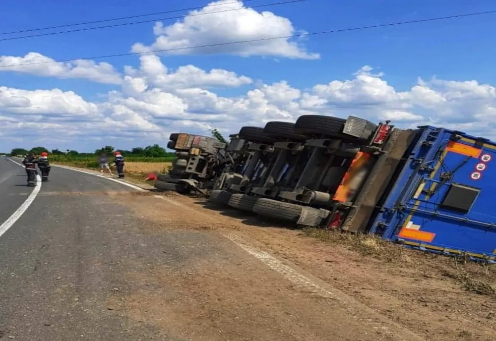 Un TIR încărcat cu cereale s-a răsturnat pe DN 41 