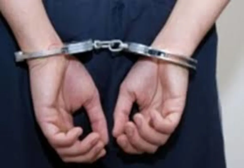 Bărbat condamnat pentru deținere de droguri, depistat de polițiști și dus la închisoare