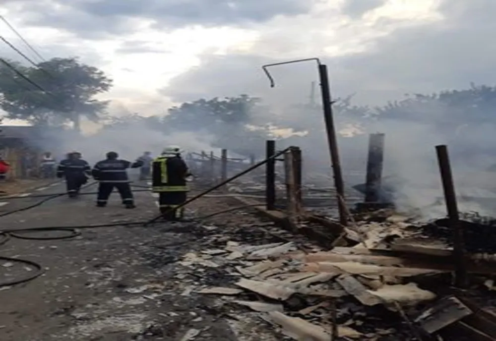 Trei gospodării din Gostinu, afectate de un incendiu