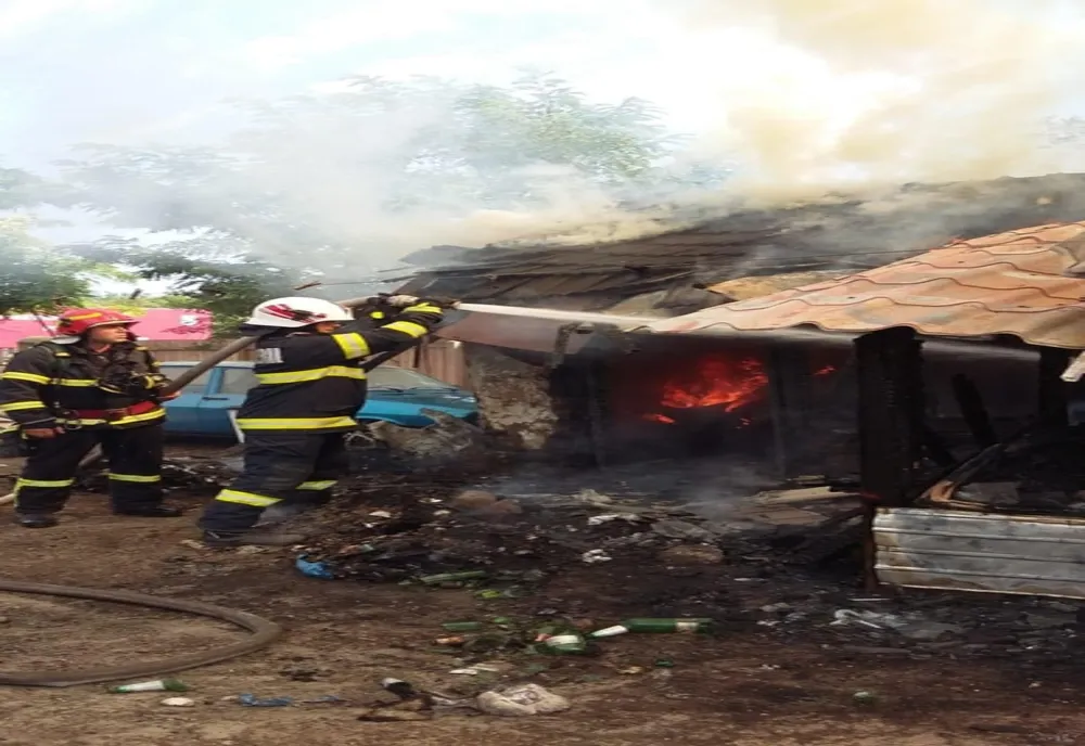Un incendiu a cuprins o locuință din Bălanu.  Trei autospeciale de pompieri intervin