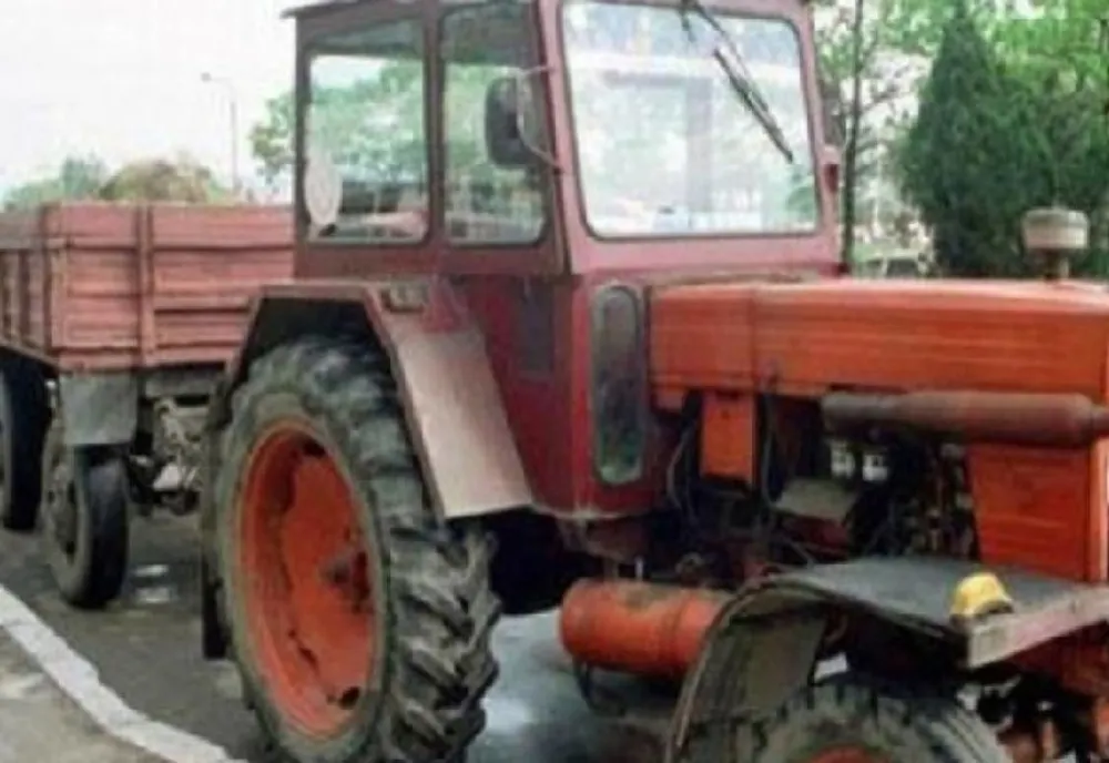 Accident rutier pe DJ 601. Un tractor a intrat în coliziune cu un autoturism