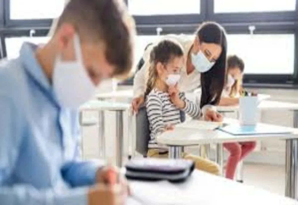 Elevii care îşi dau masca jos la şcoală vor avea nota scăzută la purtare