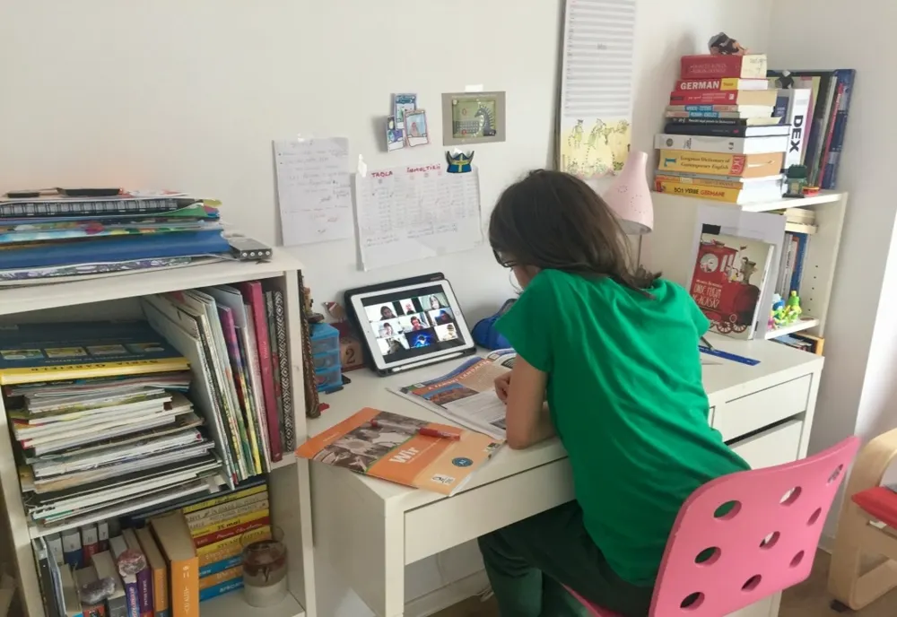 Părinţii ar putea beneficia de zile libere plătite în perioadele în care copiii lor învață online 