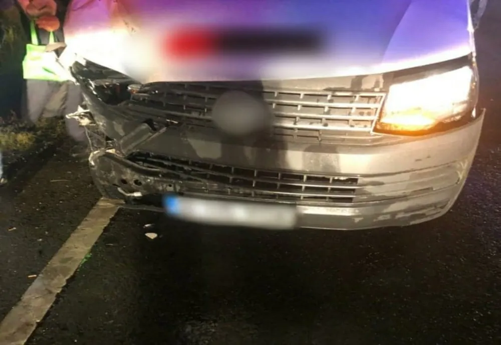 Impact între un microbuz și un autoturism pe DN5. Șase persoane au fost rănite
