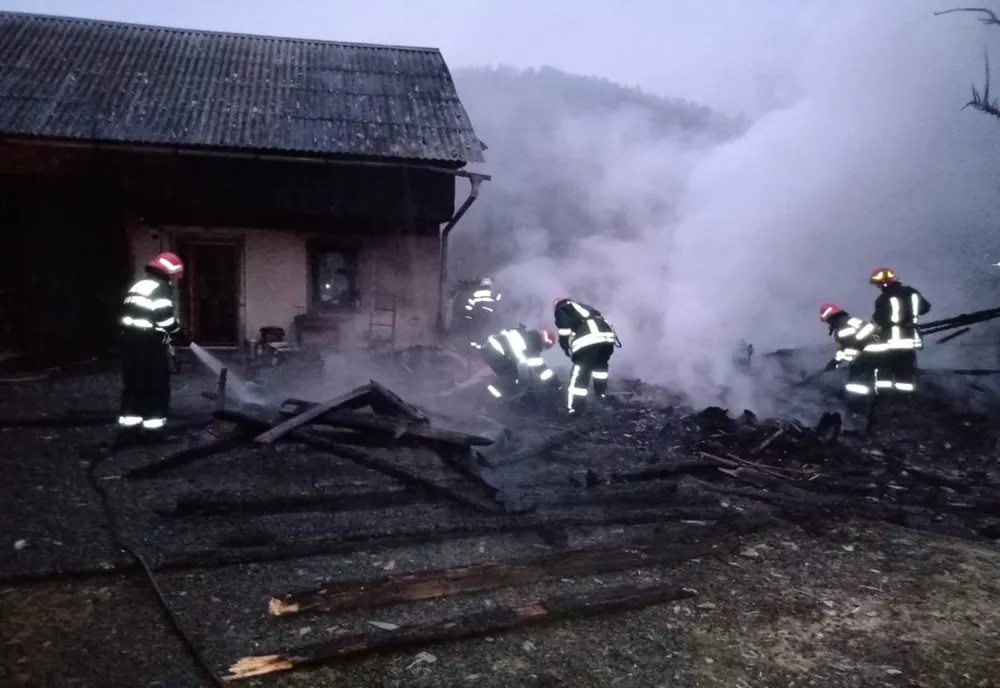 Incendiu într-o gospodărie din Gostinari, după ce o femeie a uitat mâncarea pe foc