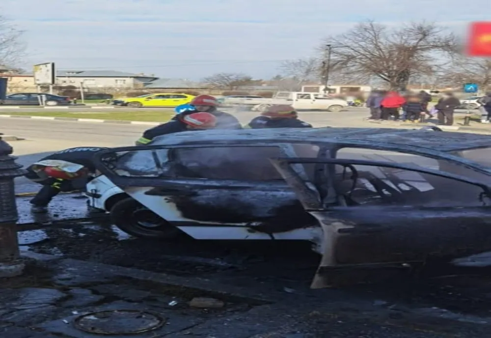 Un autoturism a ars în totalitate în zona Autogară, din Giurgiu. Ce a declanșat incendiul