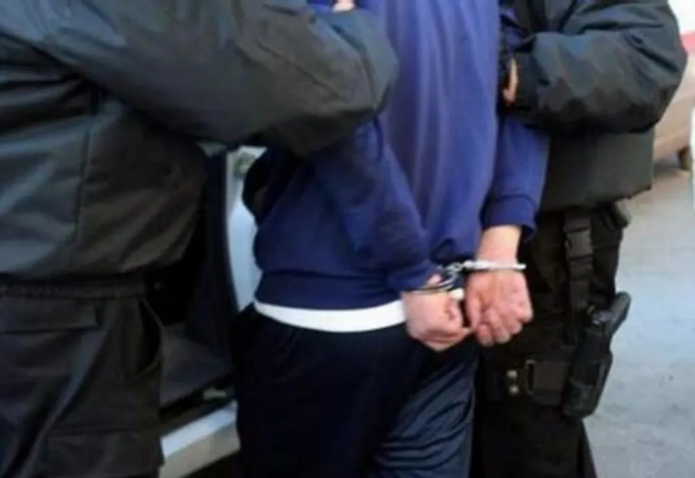 Femeie lovită cu pumnul și cu un obiect contondent, chiar în fața blocului. Agresorul a fost arestat 