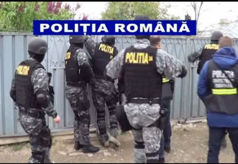 Giurgiu! Arme, bunuri contrafăcute, bijuterii și bani descoperite de polițiști în urma unor percheziții 