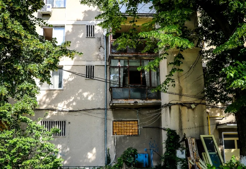 Giurgiu. Un bărbat de 44 de ani a murit după ce a căzut de la etajul 2 în timp ce monta o placă de polistiren