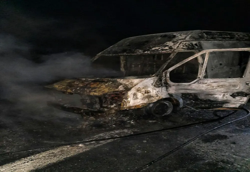 O autoutilitară care transporta instrumente muzicale a luat foc pe A1, la Vânătorii Mici