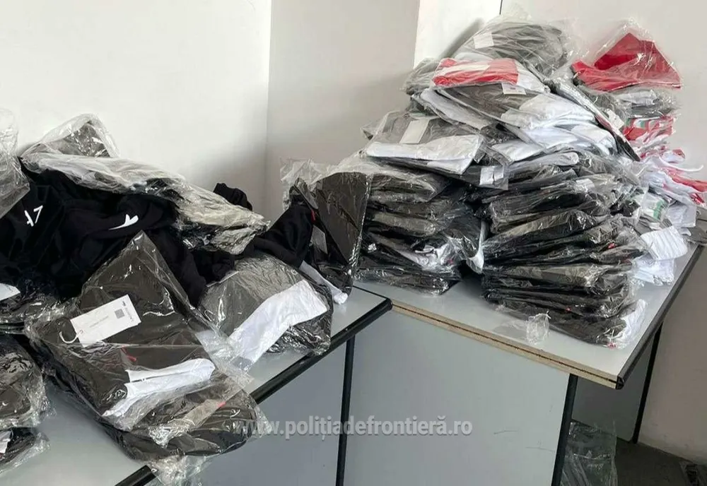    Sute de articole vestimentare, contrafăcute, descoperite de polițiștii de frontieră din cadrul P.T.F. Giurgiu