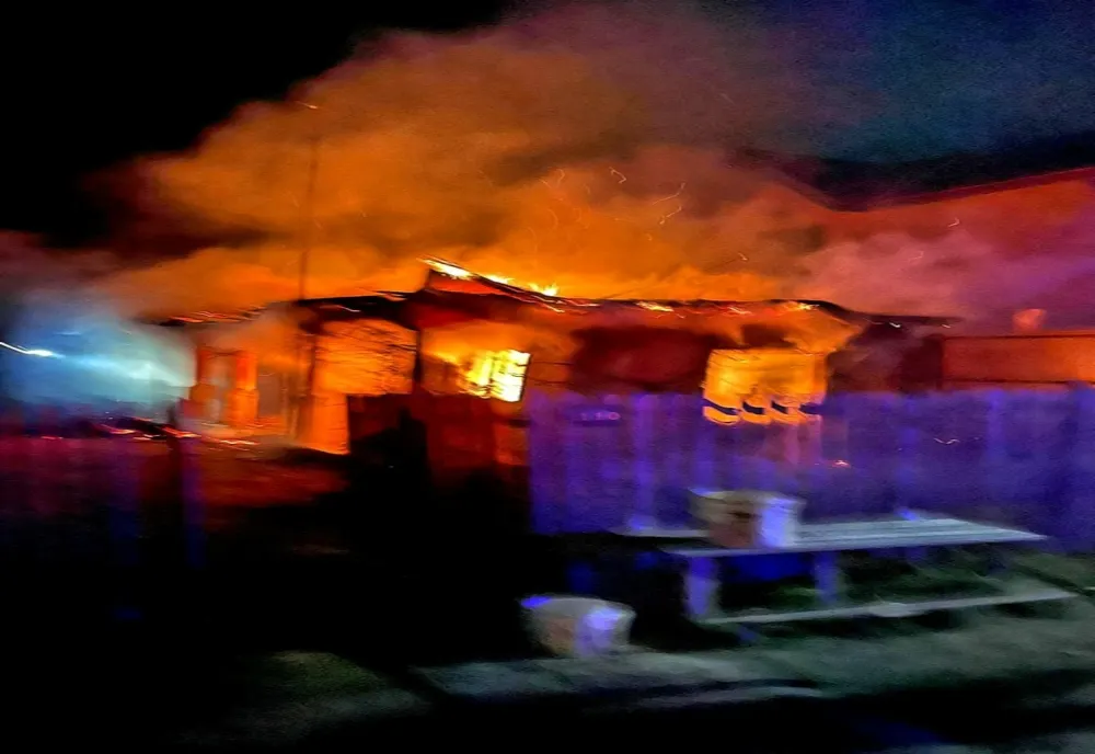 Casă în flăcări, în Pădureni. Focul a afectat şi locuinţa vecinilor