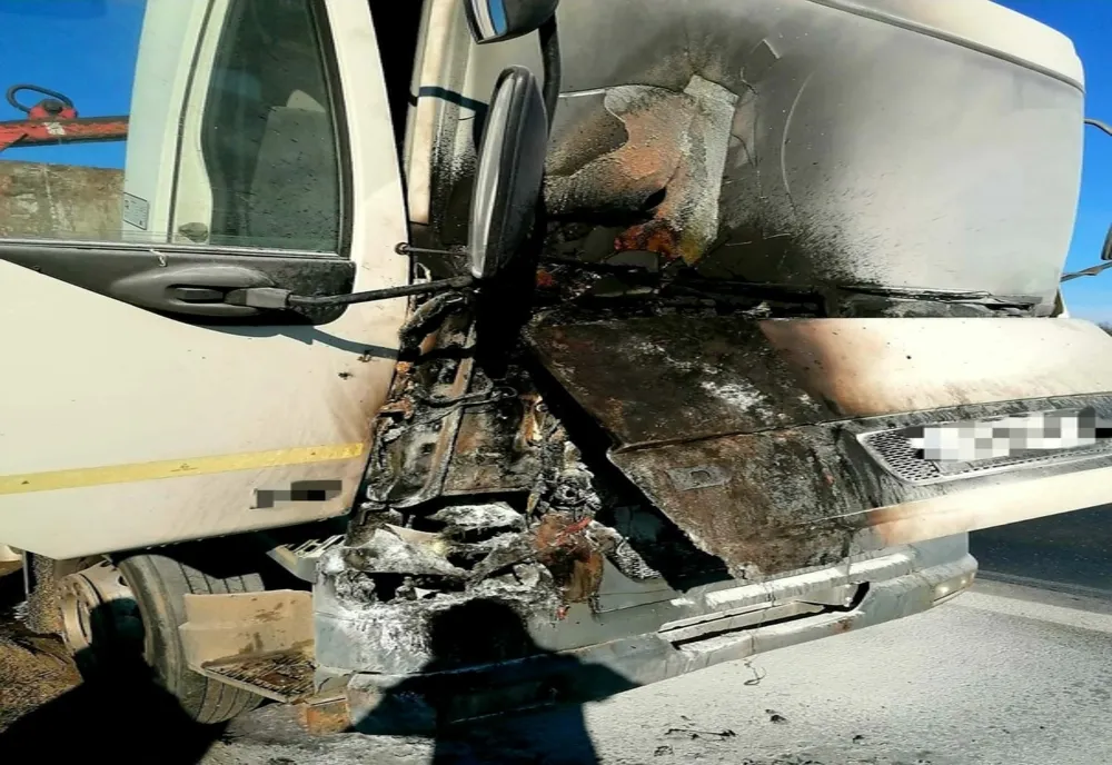 Camion în flăcări pe A1 Bucureşti-Piteşti. Pompierii au intervenit pentru stingerea incendiului