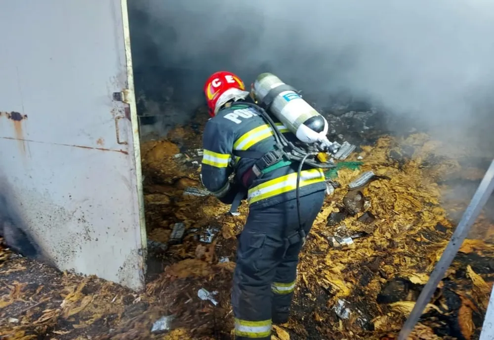 Incendiu la două magazii din Vama Giurgiu. Ard mai multe bunuri confiscate 
