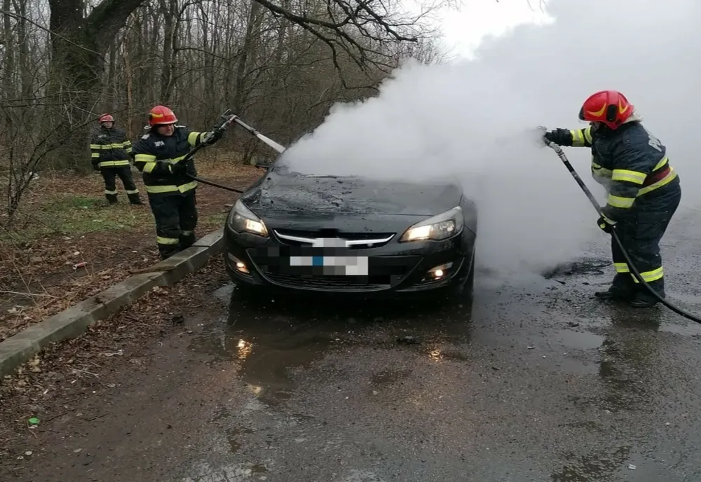 Explozie urmată de un incendiu la un autoturism, în Giurgiu. Şoferul a suferit arsuri