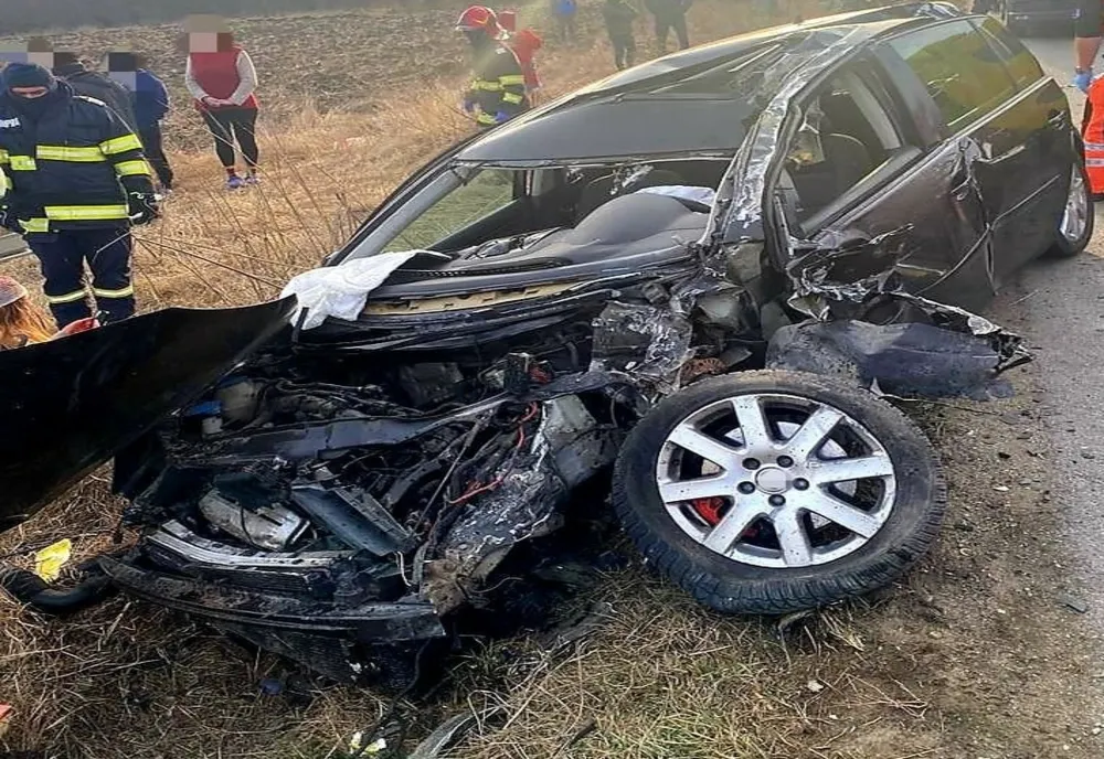 Coliziune între un camion şi un autoturism la Tântava. Două persoane au fost transportate la spital