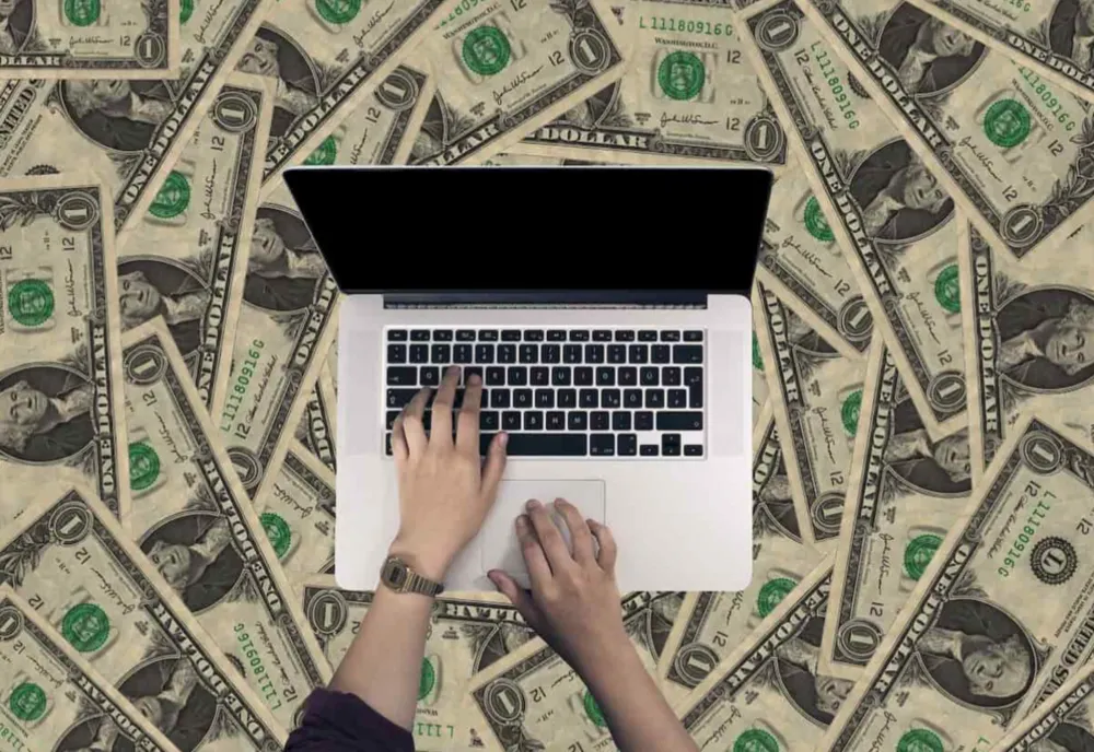 Tot mai mulți români apelează la credite online până la următorul salariu. Află de ce și ce se întâmplă pe piața creditelor online
