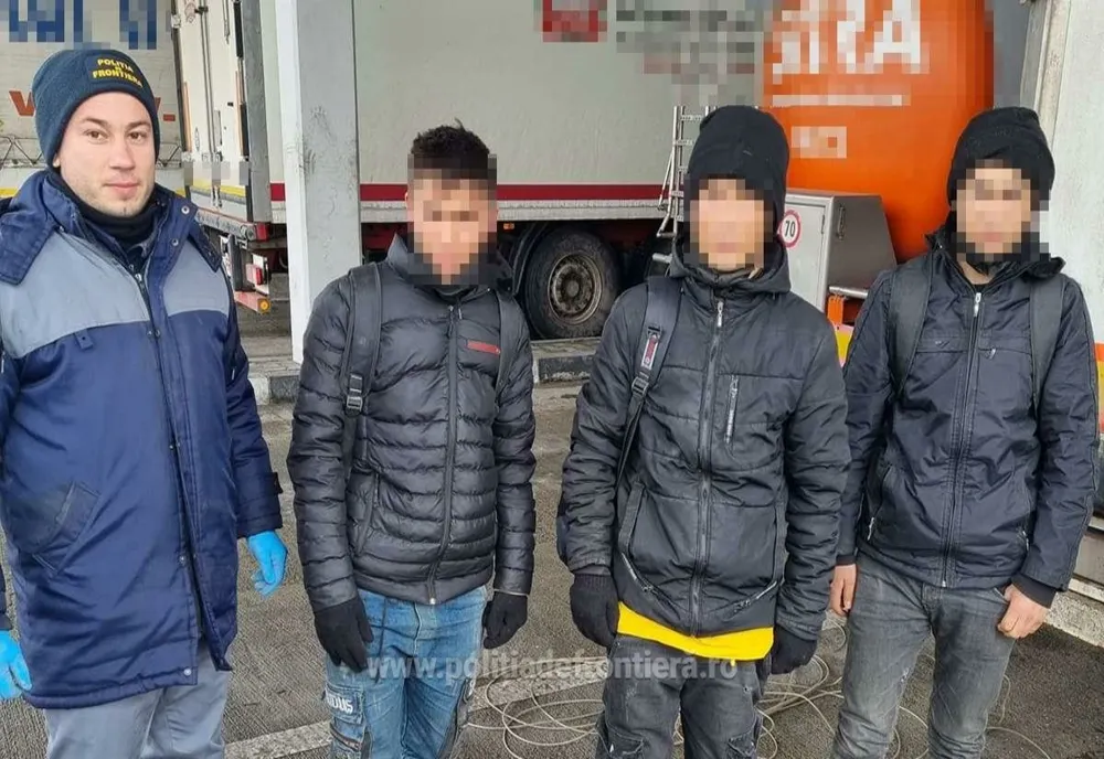 Trei cetăţeni afgani, ascunşi într-un TIR încărcat cu piese auto   