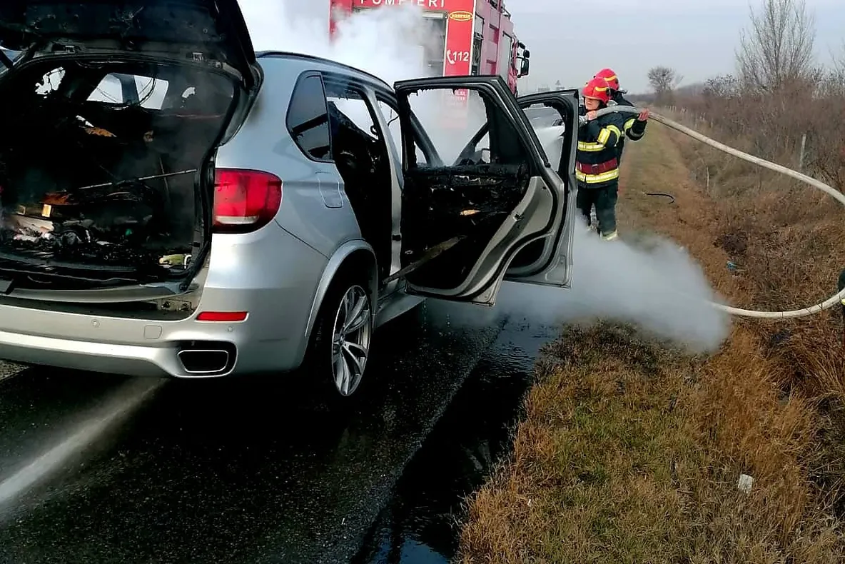 Autoturism în flăcări pe Autostrada A1 Bucureşti-Piteşti. Circulaţie blocată pe sensul de mers către Piteşti