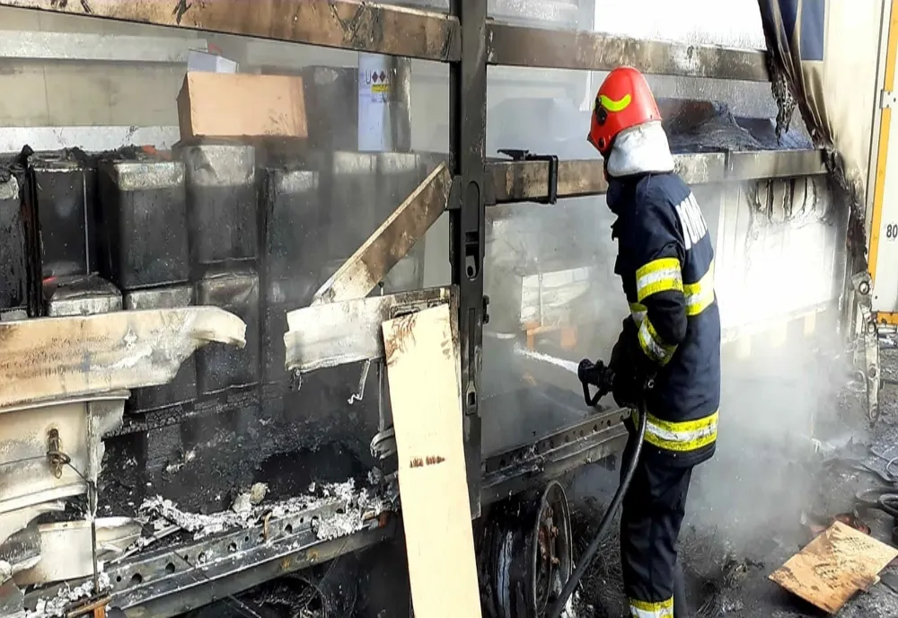 Remorcă de autocamion încărcată cu răşină, cuprinsă de flăcări pe DN61