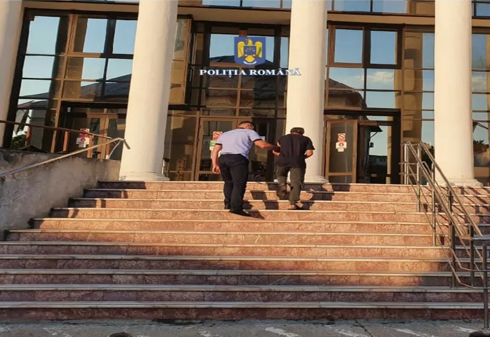 Un bărbat din Comana şi-a agresat soţia cu un cuţit deşi avea ordin de protecţie. Agresorul a fost arestat preventiv