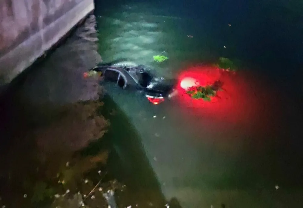Un autoturism scăpat de sub control a plonjat în barajul de la Mihăileşti
