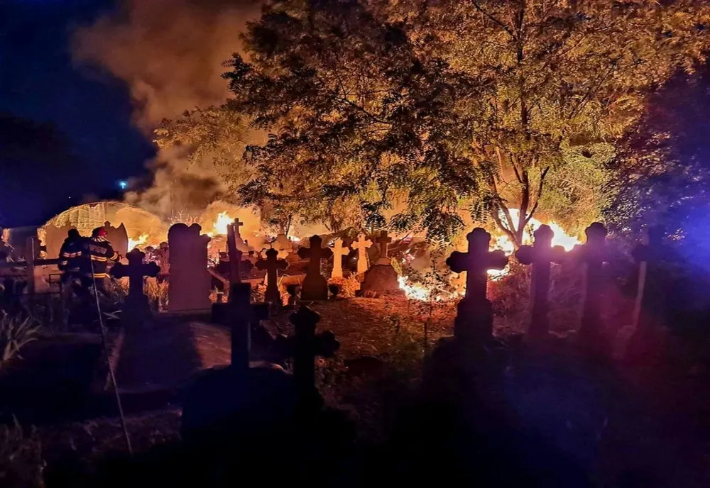 Incendiu violent în cimitirul din Vărăşti