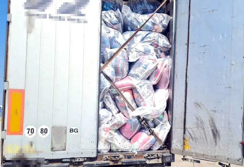 Giurgiu. TIR încărcat cu peste 15 tone de haine second hand, oprit la PTF Giurgiu