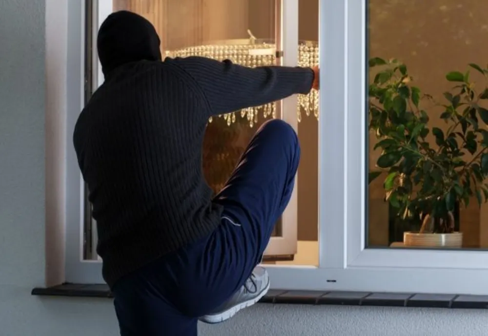 Giurgiu. Bărbat reţinut după ce a spart o locuinţă şi a furat o sumă de bani