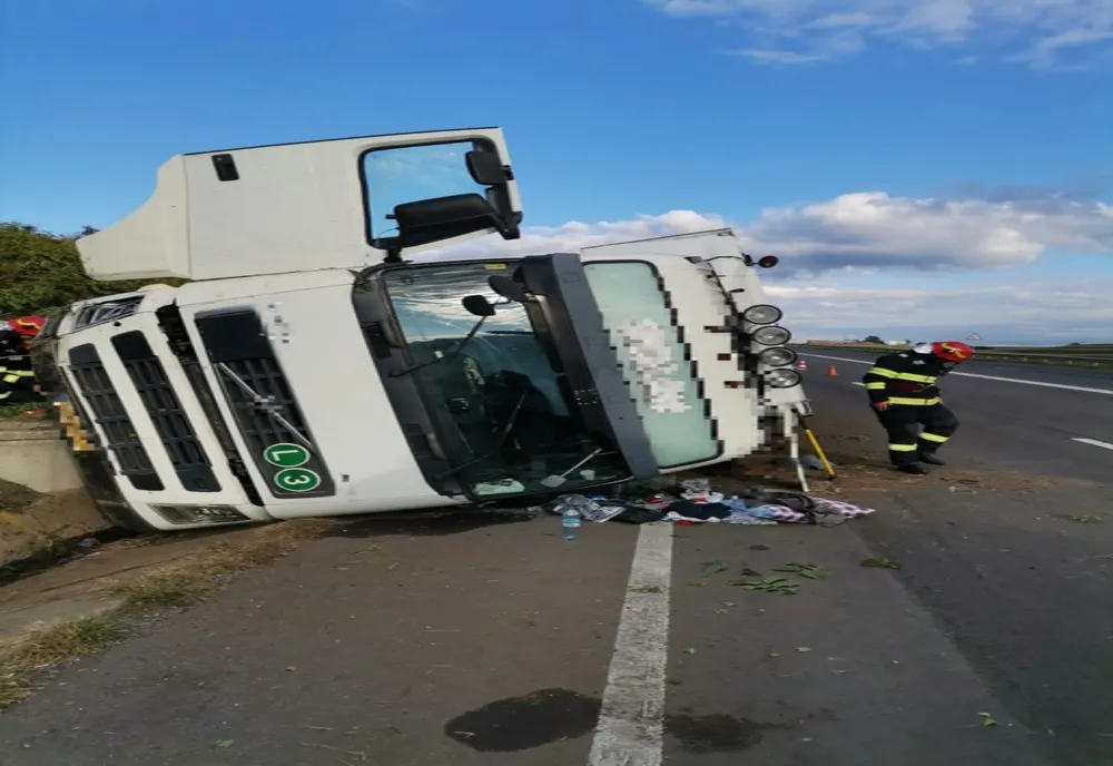 Giurgiu. Un TIR s-a răsturnat pe DN 5, la Daia. Circulaţia este blocată pe o bandă a sensului de mers către Giurgiu