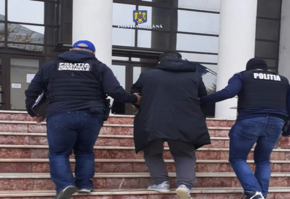 Un bărbat din Giurgiu se dădea drept polițist de frontieră şi cerea şpagă de la şoferii care parcau neregulamentar în zona vămii