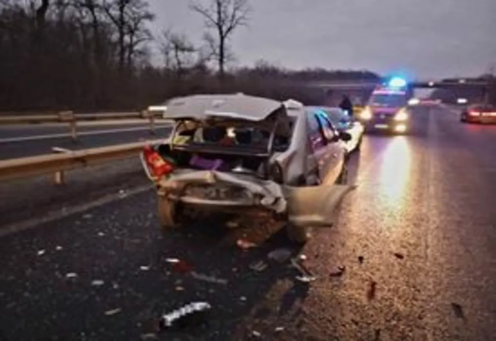 Carambol cu trei autoturisme pe Autostrada A1 la kilometrul 44. Două persoane au fost transportate la spital