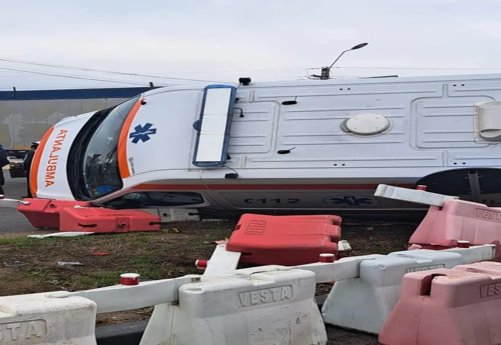 Ambulanţă implicată într-un accident rutier, la Ghimpaţi. Două persoane au fost transportate la spital 