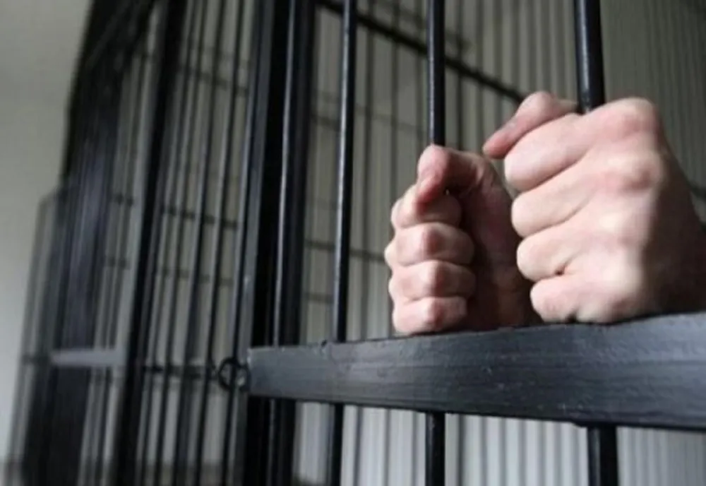 Giurgiu. Bărbat arestat preventiv după ce şi-a agresat concubina, şi nu a respectat ordinul de protecţie