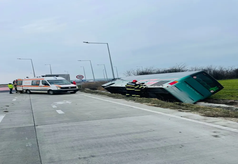 Giurgiu. Autocar răsturnat pe DN5, la sensul giratoriu cu şoseaua de centură