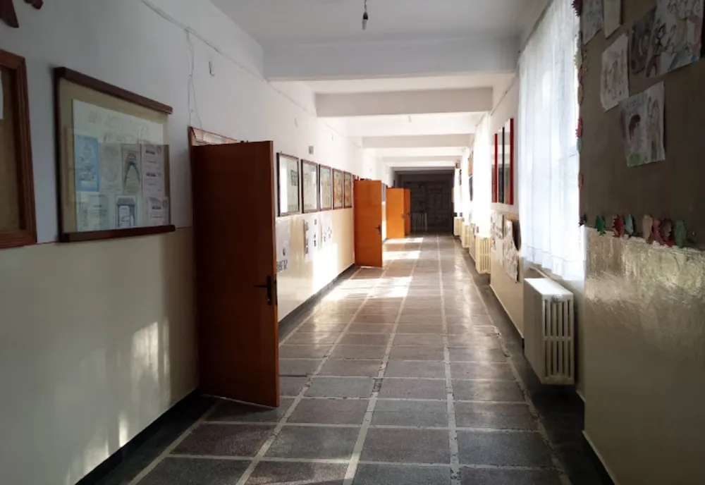 Gest extrem la o şcoală din Giurgiu. Trei elevi şi-au autoprovocat răni, inspiraţi de filmuleţe de pe Tik-Tok