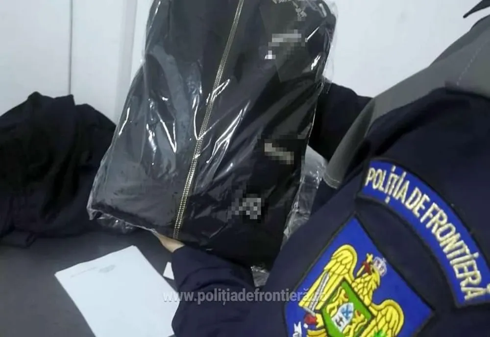 Parfumuri şi articole vestimentare contrafăcute, descoperite de poliţiştii de frontieră giurgiuveni 