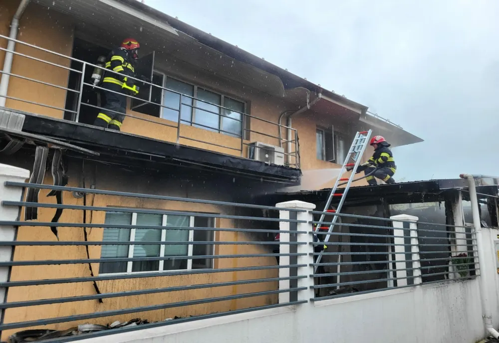 Casă cuprinsă de flăcări în Giurgiu! Un bărbat a suferit arsuri la nivelul feţei