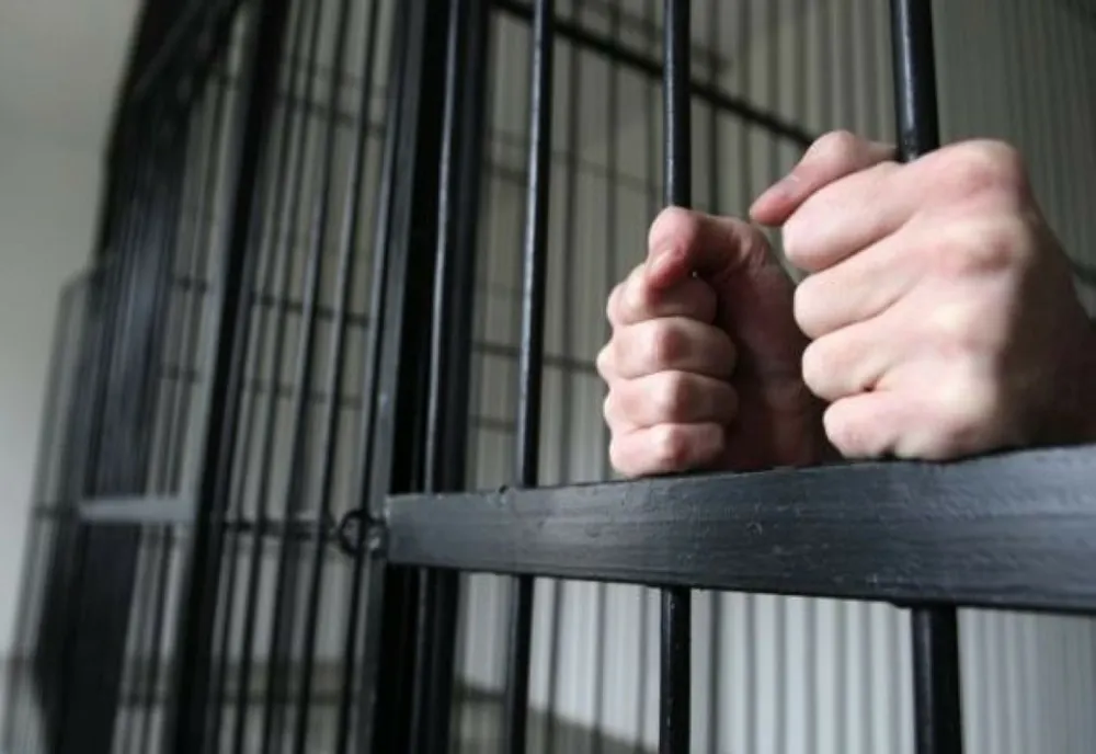Bărbat pe numele căruia era emis un mandat de executare a pedepsei cu închisoarea, depistat de poliţişti în comuna Găujani