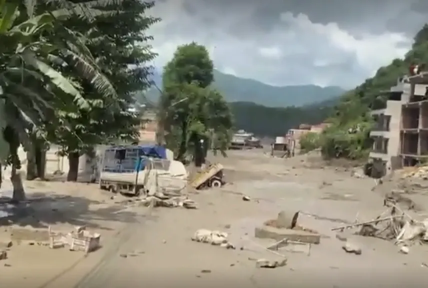UE activează Copernicus pentru Nepal după inundațiile devastatoare. Cel puțin 95 de morți și sute de turiști dispăruți
