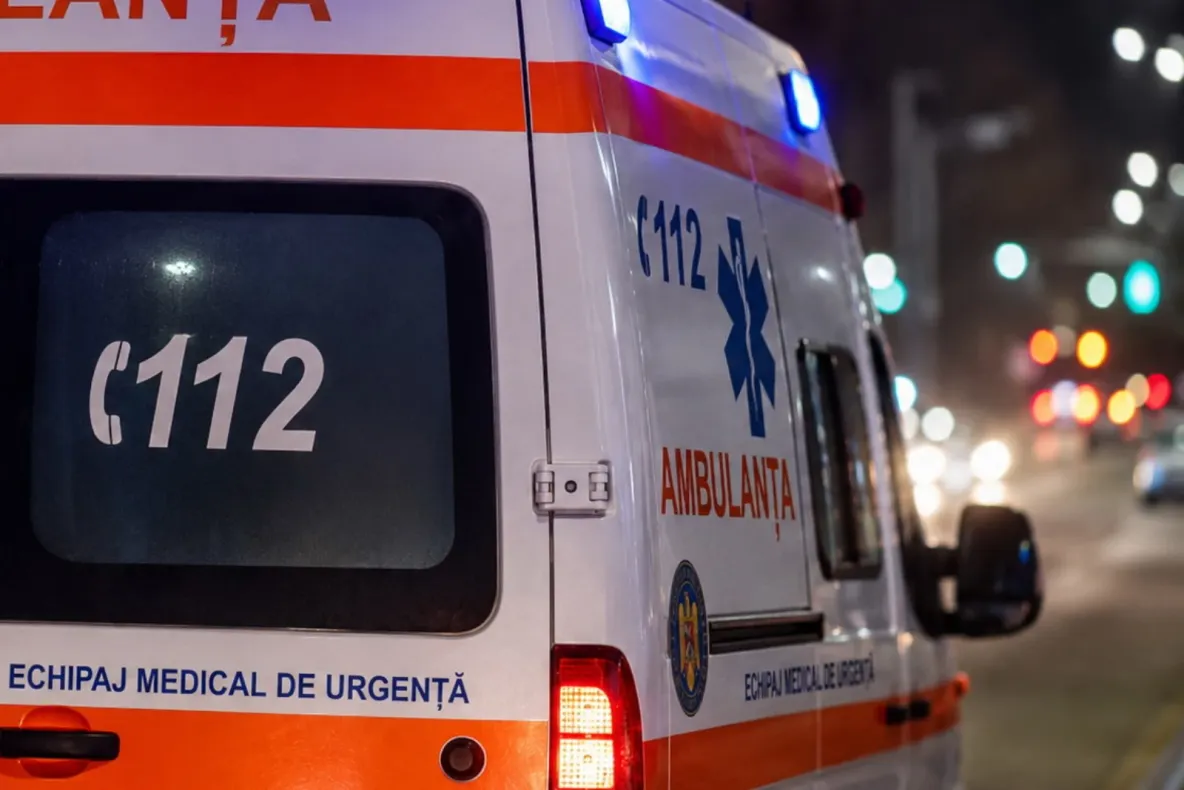 Tânăr rănit în timp ce încerca să stingă incendiul care i-a cuprins locuința
