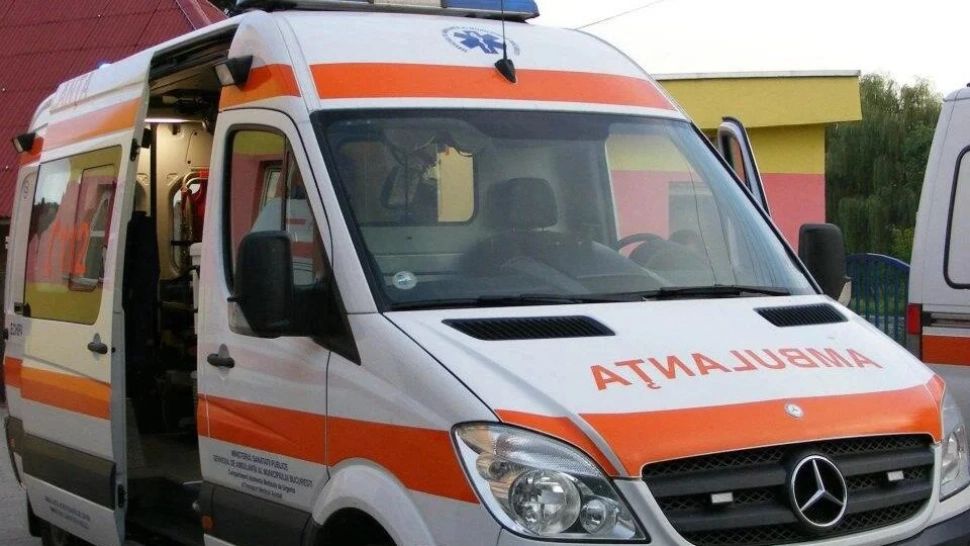 Tânără de 18 ani, moartă într-un accident. Mașina condusă de o șoferiță începătoare s-a izbit de copaci