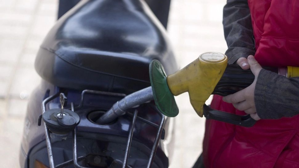 România, printre puținele țări din UE unde benzina s-a ieftinit în aprilie. Situația motorinei