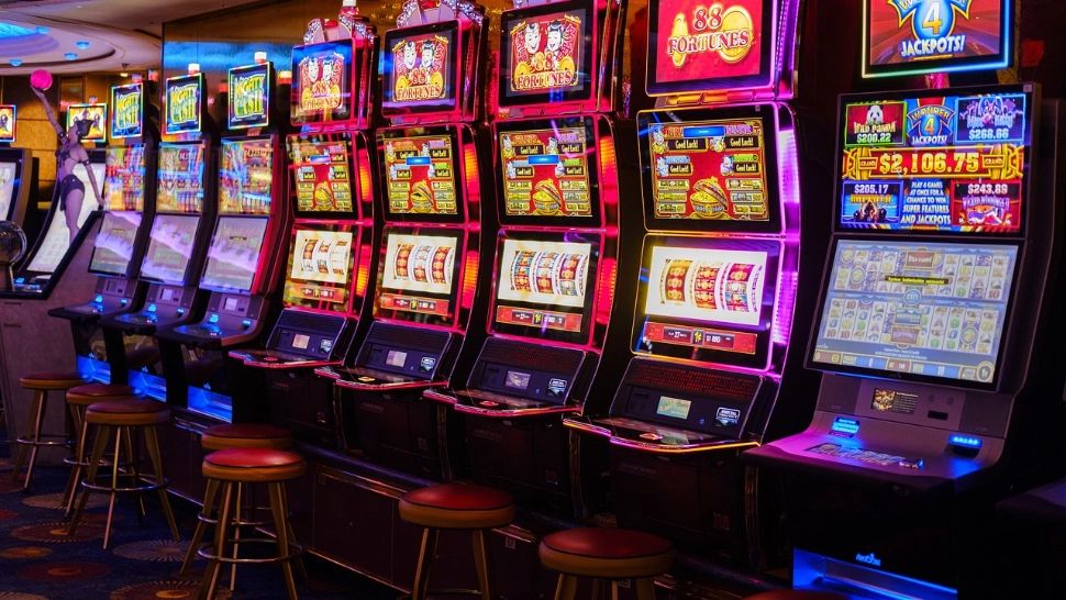 Lovitură pentru industria păcănelelor: încă un oraș din România scoate jocurile de noroc din cartiere