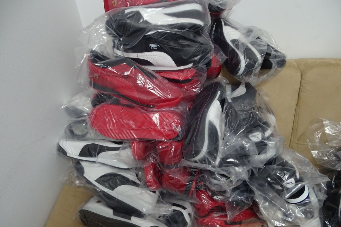 Șase bărbați, cercetați pentru introducerea de bunuri contrafăcute în țară