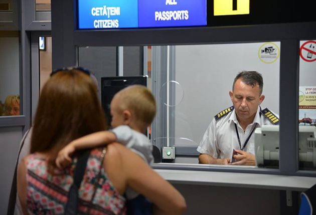 Au fost simplificate condițiile în care minorii pot călători în străinătate