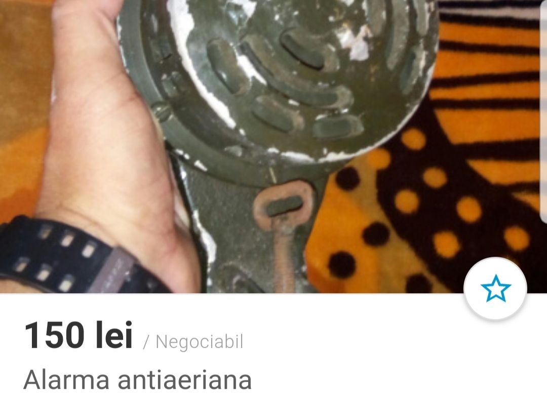 Ce mai vând giurgiuvenii pe internet. Alarmă antiaeriană, pistol cu gaze şi brichetă cu FC Barcelona