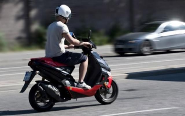S-a autoaccidentat după ce a condus un moped băut și fără permis